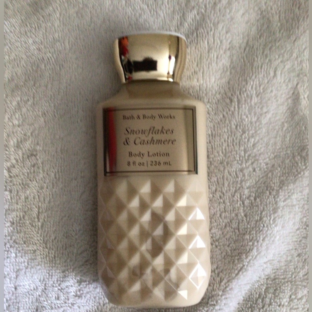 Bath and Body Works - SNOWFLAKES & CASHMERE Body Lotion